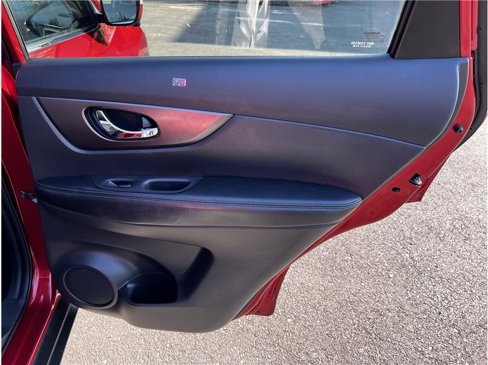 Used 2016 Nissan Rogue SV w/ SV Premium Package image 16