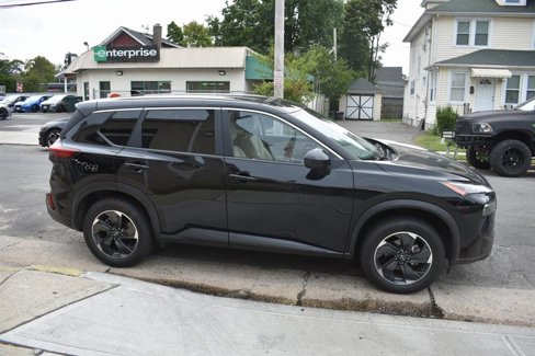 Used 2024 Nissan Rogue SV image 5