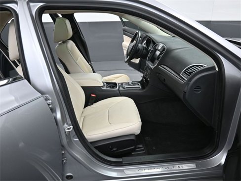 Used 2016 Chrysler 300 C image 33