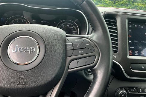 Used 2020 Jeep Cherokee Trailhawk image 12