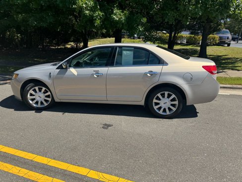 Used 2010 Lincoln MKZ image 12