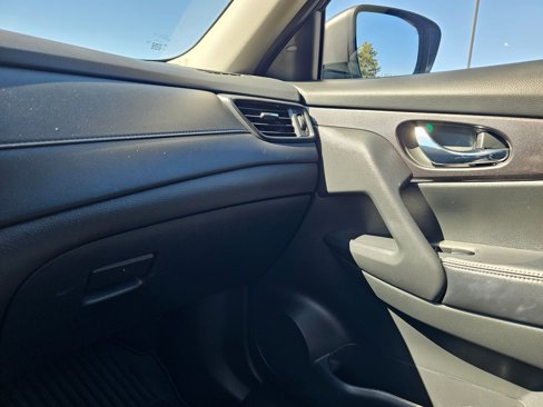 Used 2019 Nissan Rogue SV image 26