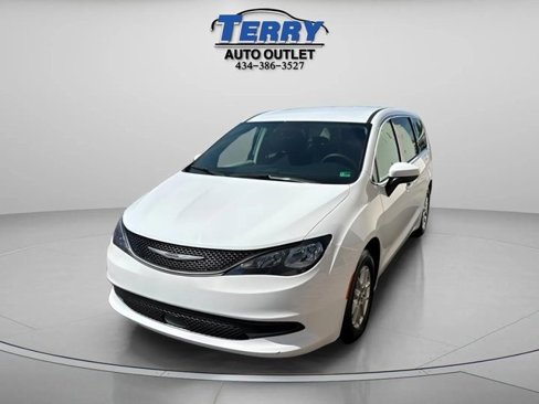 Used 2023 Chrysler Voyager LX image 7