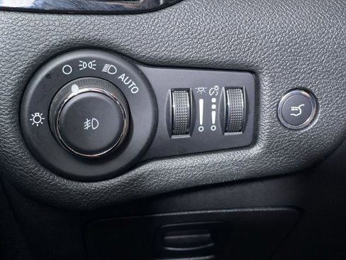 Used 2023 Jeep Cherokee Altitude Lux image 18