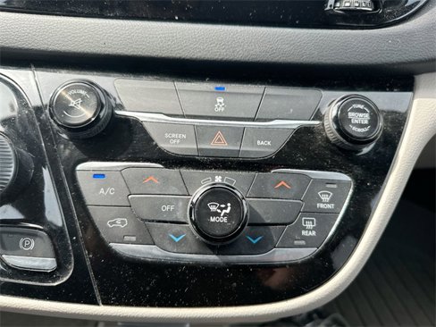 Used 2017 Chrysler Pacifica LX image 42