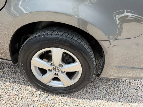 Used 2010 Volkswagen Routan SE image 41