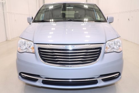 Used 2013 Chrysler Town & Country Touring image 4