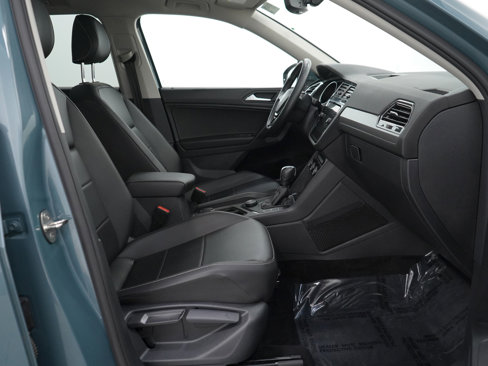Used 2021 Volkswagen Tiguan SE w/ Panoramic Sunroof Package image 11