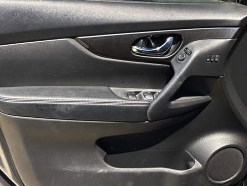 Used 2020 Nissan Rogue SV w/ Premium Package image 13