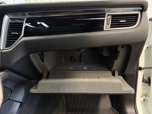 Certified 2018 Porsche Macan Sport Edition image 32
