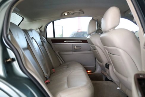 Used 2005 Lincoln Town Car Signature Limited image 12