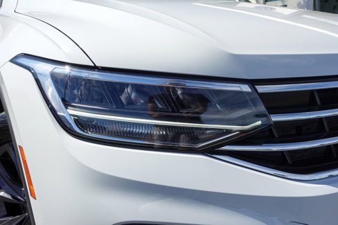 Used 2024 Volkswagen Tiguan SE w/ Panoramic Sunroof Package image 3