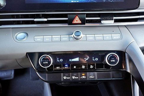 Certified 2024 Hyundai Elantra SEL image 28