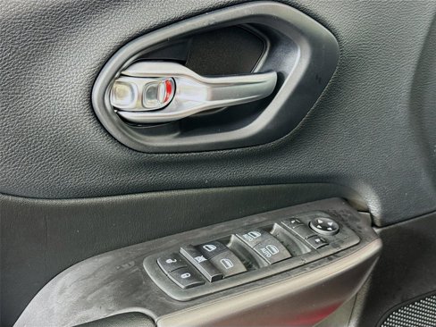 Used 2020 Jeep Cherokee Latitude Plus w/ Cold Weather Group image 17