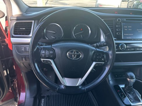 Used 2018 Toyota Highlander XLE image 19