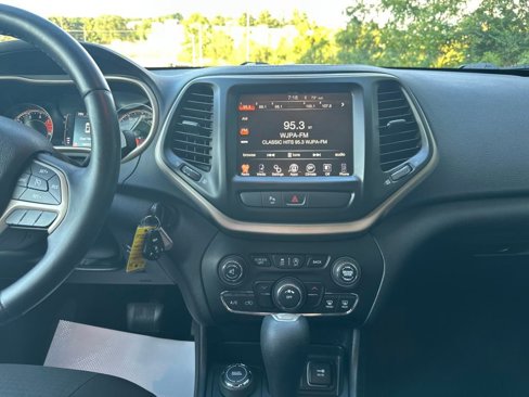 Used 2017 Jeep Cherokee Latitude w/ Safety/Convenience Group image 18