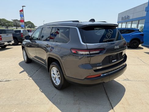 Used 2023 Jeep Grand Cherokee L Laredo image 3