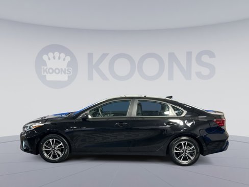 Used 2023 Kia Forte LXS image 2