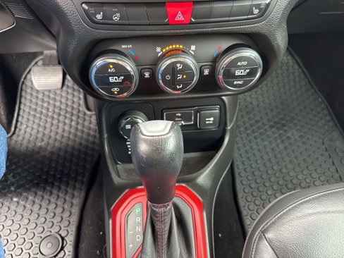 Used 2017 Jeep Renegade Trailhawk w/ Premium Trailhawk Package image 34
