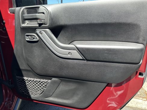 Used 2013 Jeep Wrangler Unlimited Rubicon image 12