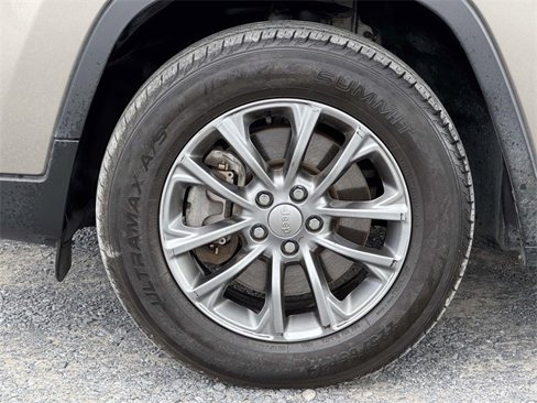 Used 2019 Jeep Cherokee Latitude Plus w/ Comfort/Convenience Group image 25