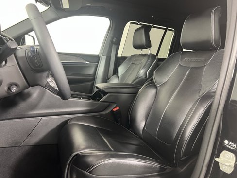 Used 2023 Jeep Grand Cherokee Overland w/ Luxury Tech Group IV image 18
