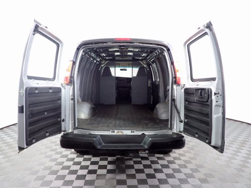 Used 2018 Chevrolet Express 2500 image 9