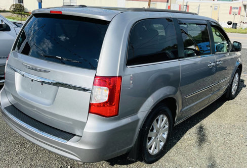 Used 2014 Chrysler Town & Country Touring w/ Mopar Premium Addition Group image 4