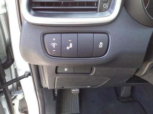 Used 2020 Kia Sorento LX image 17