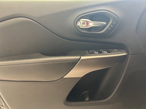 Used 2019 Jeep Cherokee Limited image 3