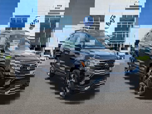 New 2024 Volkswagen Taos SE image 1