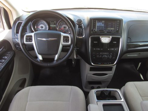 Used 2011 Chrysler Town & Country Touring image 17