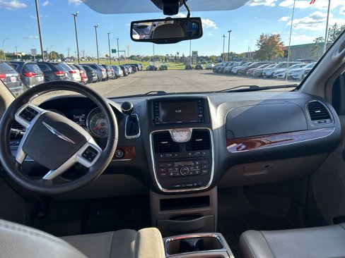 Used 2014 Chrysler Town & Country Touring-L w/ Driver Convenience Group image 10