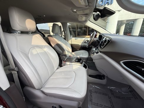 Used 2018 Chrysler Pacifica Touring-L Plus image 20