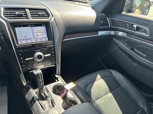 Used 2017 Ford Explorer Limited image 22