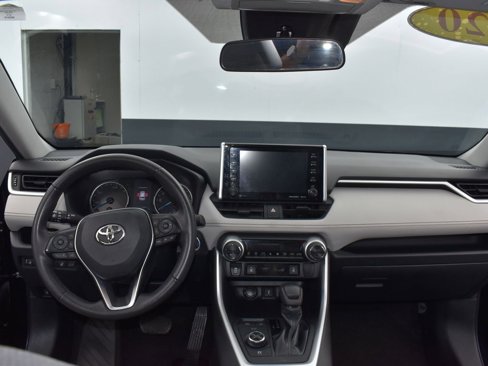 Used 2020 Toyota RAV4 XLE image 9