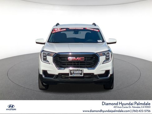Used 2023 GMC Terrain SLE w/ Driver Convenience Package image 2