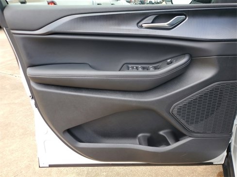 New 2025 Jeep Grand Cherokee Altitude image 18