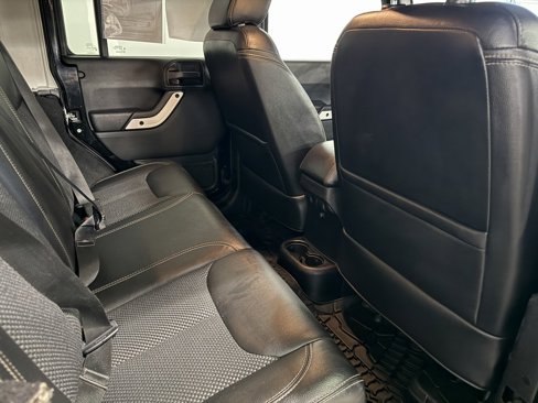Used 2015 Jeep Wrangler Unlimited Sahara image 22