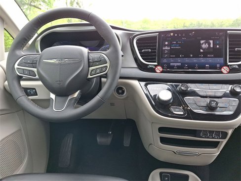 Used 2023 Chrysler Pacifica Touring-L image 21