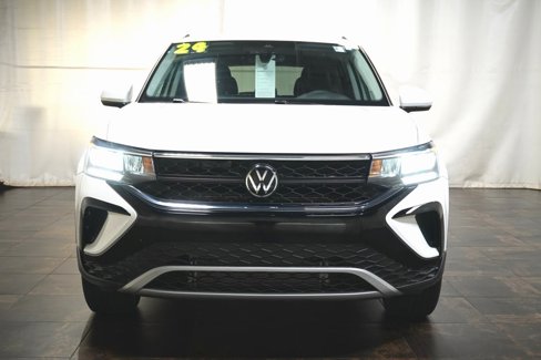 Certified 2024 Volkswagen Taos SE image 9