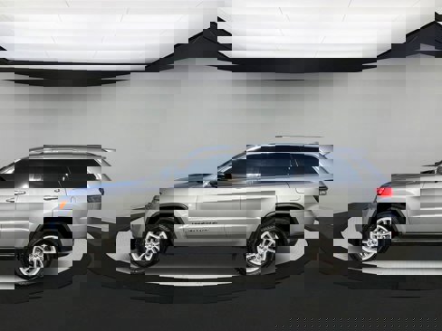 Used 2020 Jeep Grand Cherokee Laredo image 5