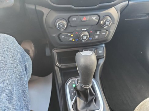 Used 2020 Jeep Renegade Latitude image 9