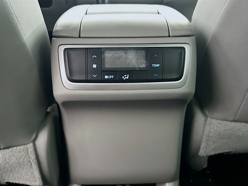 Used 2017 Toyota Highlander LE image 25