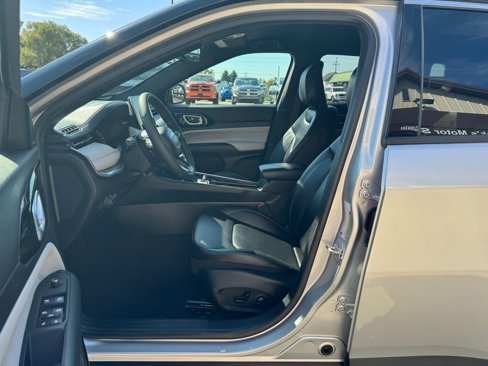 Used 2025 Jeep Compass Limited image 13