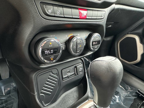 Used 2015 Jeep Renegade Limited image 17