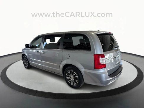 Used 2014 Chrysler Town & Country S image 5