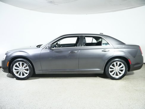 Used 2018 Chrysler 300 Touring image 4