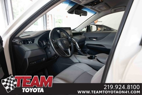 Used 2021 Toyota Venza LE image 8