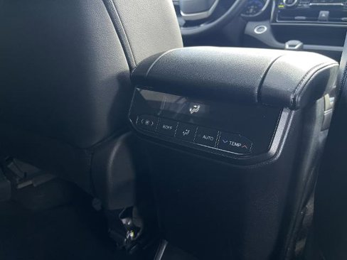 Used 2024 Toyota Highlander LE image 24